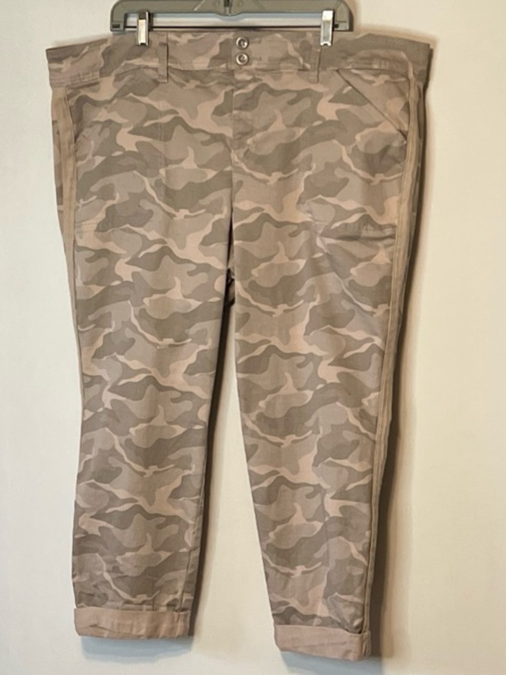 Torrid Camo Feel the Fit Stretch Jeans Cuffed Capris Women's Size 22.